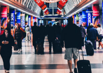 Κομισιόν: Πρόταση για χαλάρωση των ταξιδιωτικών μέτρων