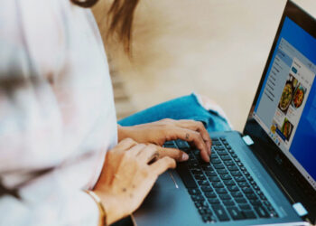 Ε.E.: Συζητά για αυστηρά μέτρα ασφαλείας στο διαδίκτυο