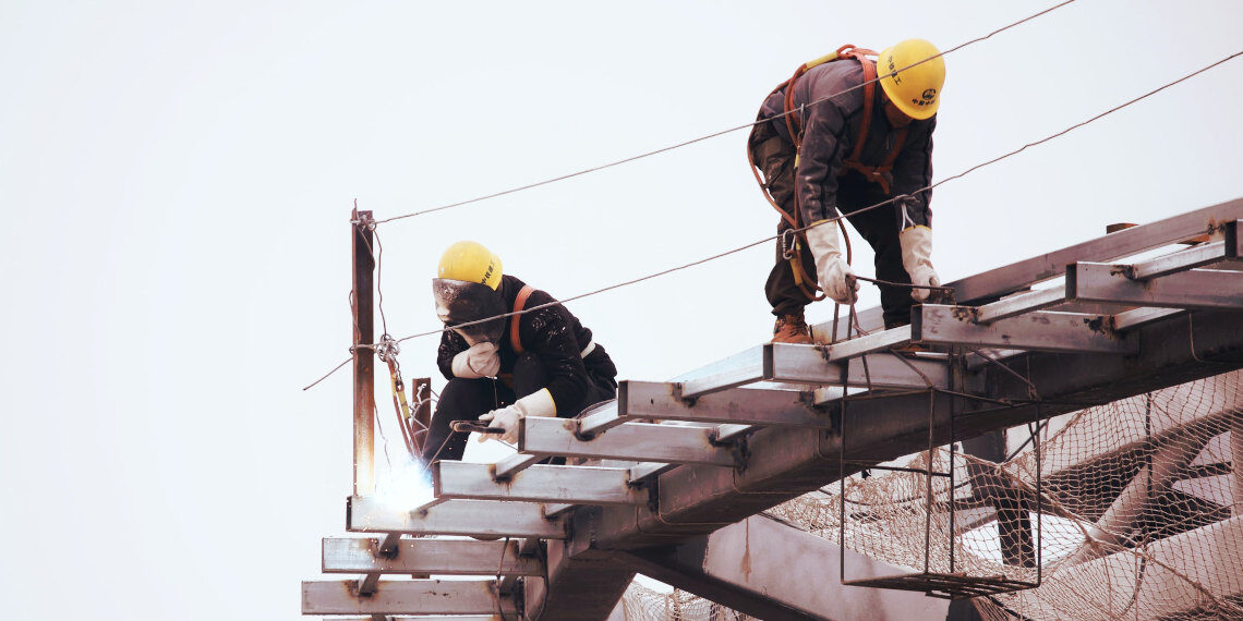 Ε.Ε.: Οι μετανάστες ίσως έχουν υπερβολικά προσόντα για τη δουλειά τους