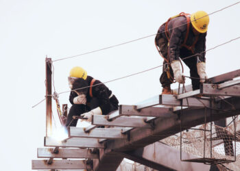 Ε.Ε.: Οι μετανάστες ίσως έχουν υπερβολικά προσόντα για τη δουλειά τους