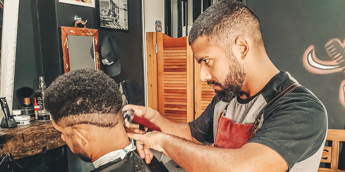 EU-OSHA: To παρατεταμένο κάθισμα ή η ορθοστασία επηρεάζουν την υγεία των εργαζομένων