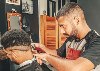 EU-OSHA: To παρατεταμένο κάθισμα ή η ορθοστασία επηρεάζουν την υγεία των εργαζομένων