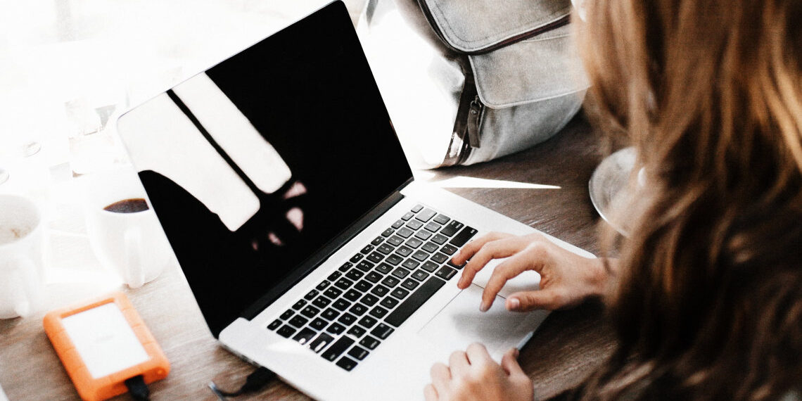 Το 65 % των Ευρωπαίων -ηλικίας 16-74 ετών- αγόρασε αγαθά ή υπηρεσίες on line