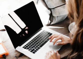 Το 65 % των Ευρωπαίων -ηλικίας 16-74 ετών- αγόρασε αγαθά ή υπηρεσίες on line