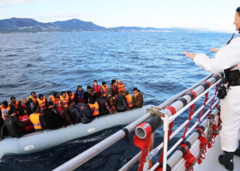 Το 90% όσων διασχίζουν παράνομα τα σύνορα της ΕΕ το κάνουν με τη βοήθεια διακινητών