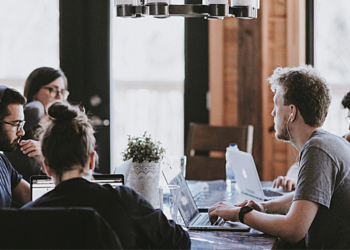 ΕΟΚΕ: Εθνικά σχέδια ανάκαμψης… Ευκαιρία για τον περιορισμό της ανεργίας των νέων