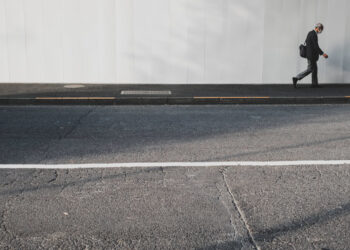 Τα οικονομικά των γονέων αντικατοπτρίζουν τη σημερινή φτώχεια των ενηλίκων