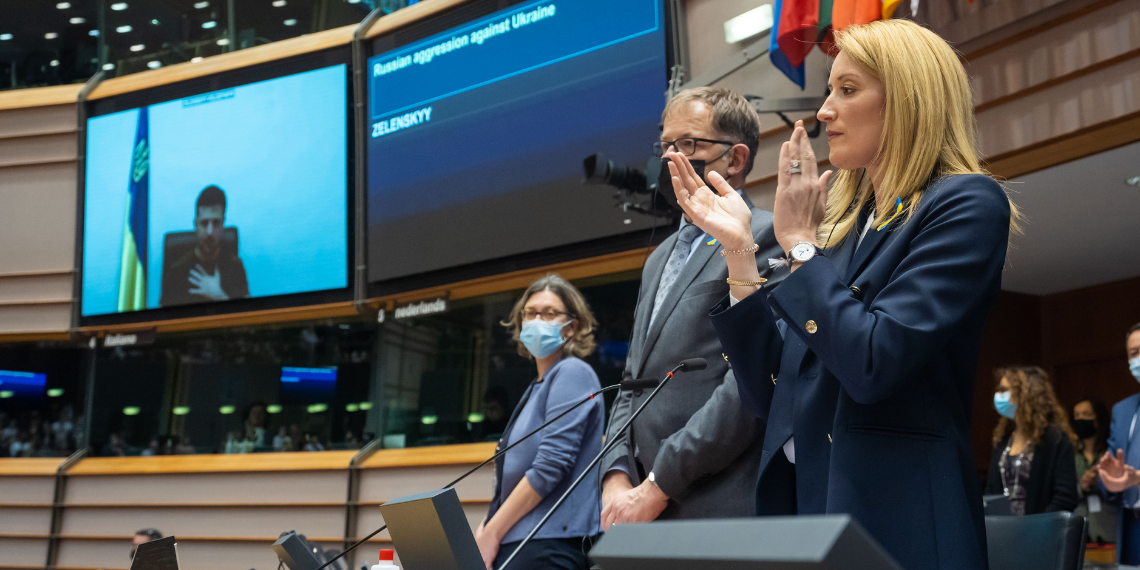 ΕΚ: Να ληφθούν περαιτέρω μέτρα για την αποδυνάμωση της ρωσικής οικονομίας