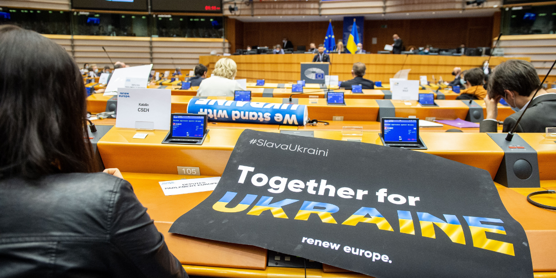 Ε.Ε.: (προσωρινή) Άδεια διαμονής και πρόσβαση σε εκπαίδευση / εργασία στους Ουκρανούς που ξεφεύγουν από τον πόλεμο