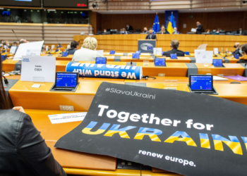 Ε.Ε.: (προσωρινή) Άδεια διαμονής και πρόσβαση σε εκπαίδευση / εργασία στους Ουκρανούς που ξεφεύγουν από τον πόλεμο