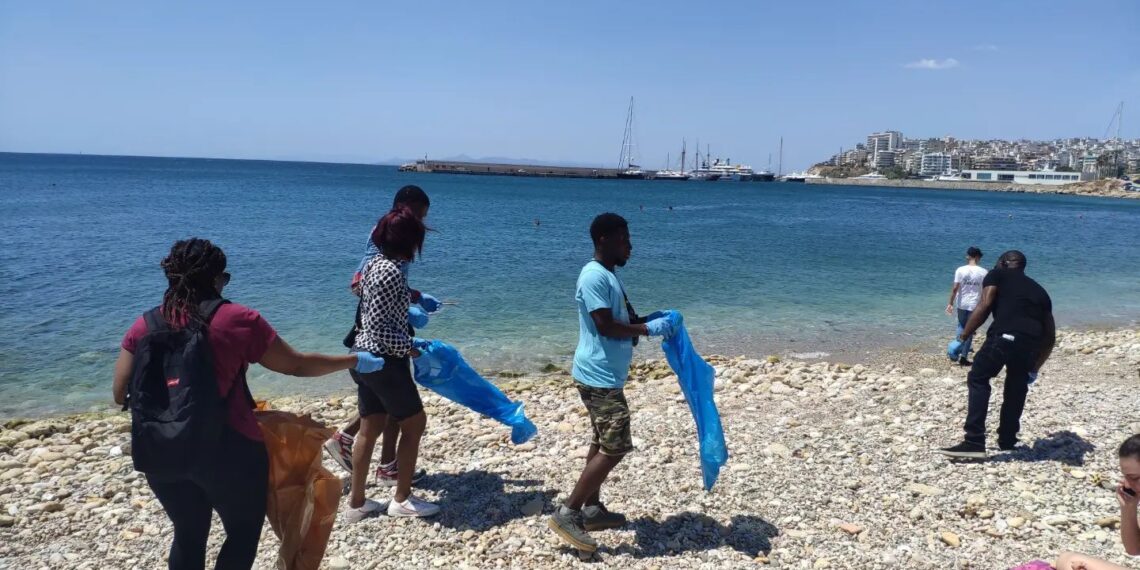 To Europe Direct Piraeus σε δράση καθαρισμού στην πλαζ Βοτσαλάκια