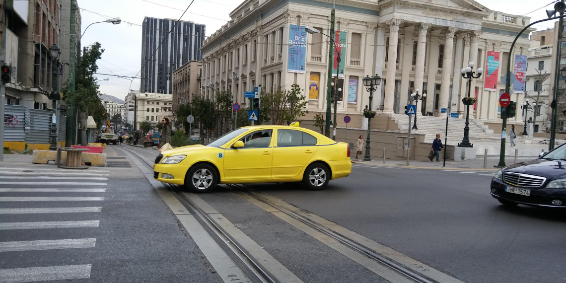 Ελλάδα 2.0: Ενίσχυση έως 22.500 ευρώ για την αντικατάσταση ρυπογόνων ταξί με νέα ηλεκτρικά