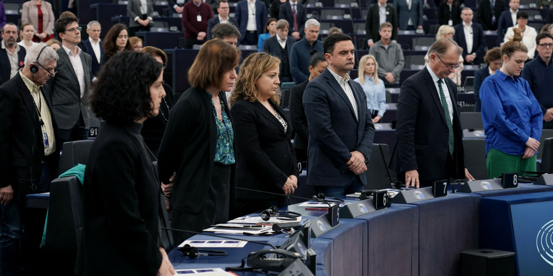 Ευρωκοινοβούλιο: Τίμησε τη μνήμη των θυμάτων στο σιδηροδρομικό δυστύχημα στα Τέμπη