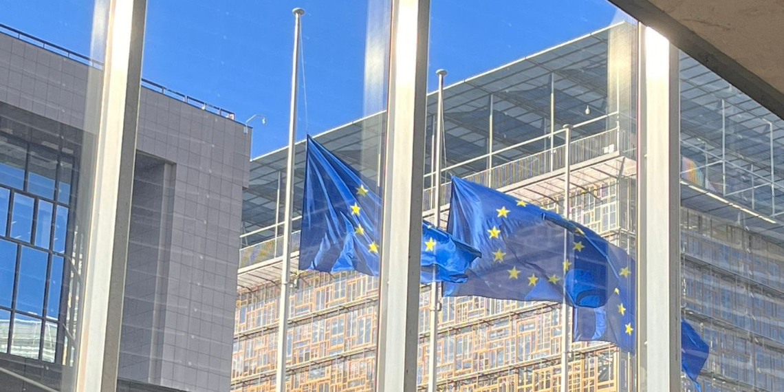 Μεσίστιες οι σημαίες στα κτίρια της EE για τα θύματα της τραγωδίας των Τεμπών