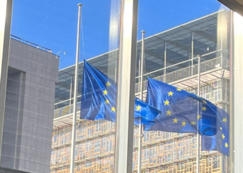 Μεσίστιες οι σημαίες στα κτίρια της EE για τα θύματα της τραγωδίας των Τεμπών