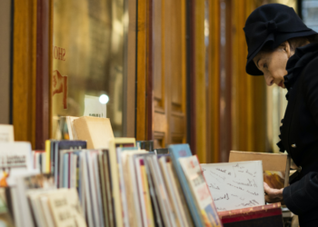 Οι γυναίκες της ΕΕ κατέχουν το 32,7% των εδρών στα εθνικά κοινοβούλια