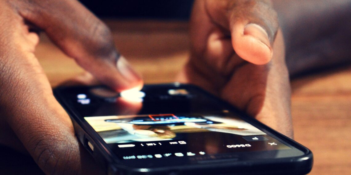 Tέλη περιαγωγής: Οι Ευρωπαίοι γνωρίζουν πολύ καλά για τις χρεώσεις -κλήσεις sms data- στο εξωτερικό