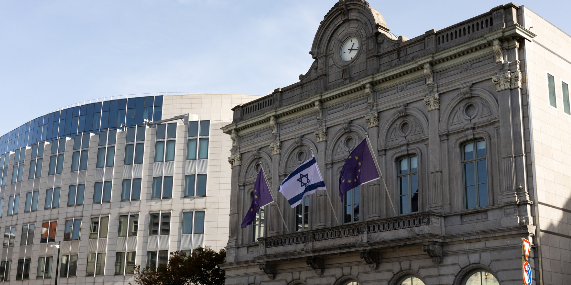 Η σημαία του Ισραήλ μπροστά από τα κτίρια του Ευρωπαϊκού Κοινοβουλίου