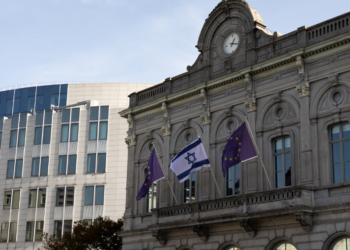 Η σημαία του Ισραήλ μπροστά από τα κτίρια του Ευρωπαϊκού Κοινοβουλίου