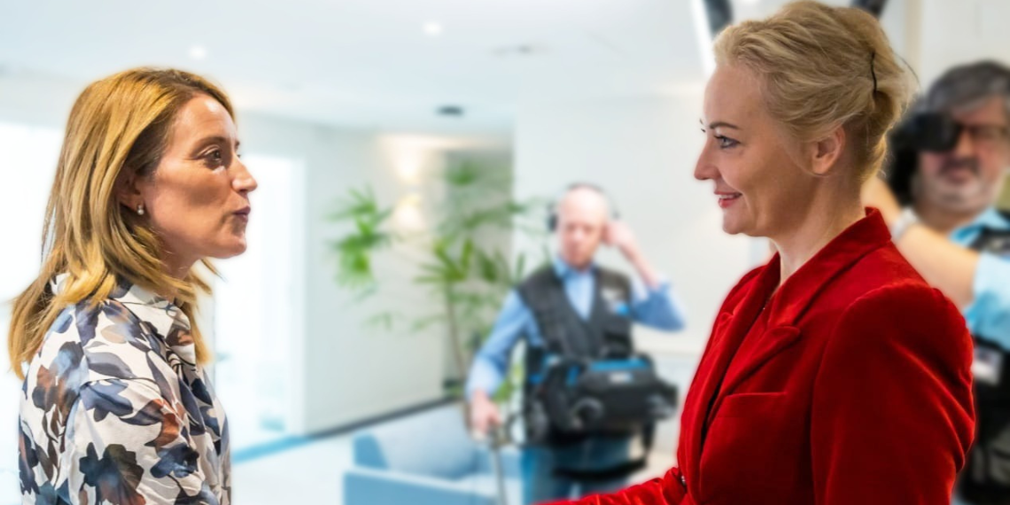 Η Πρόεδρος του Ευρωπαϊκού Κοινοβουλίου Roberta Metsola με τη Yulia Navalnaya, στο Ευρωπαϊκό Κοινοβούλιο στις Βρυξέλλες, τον Σεπτέμβριο του 2022.