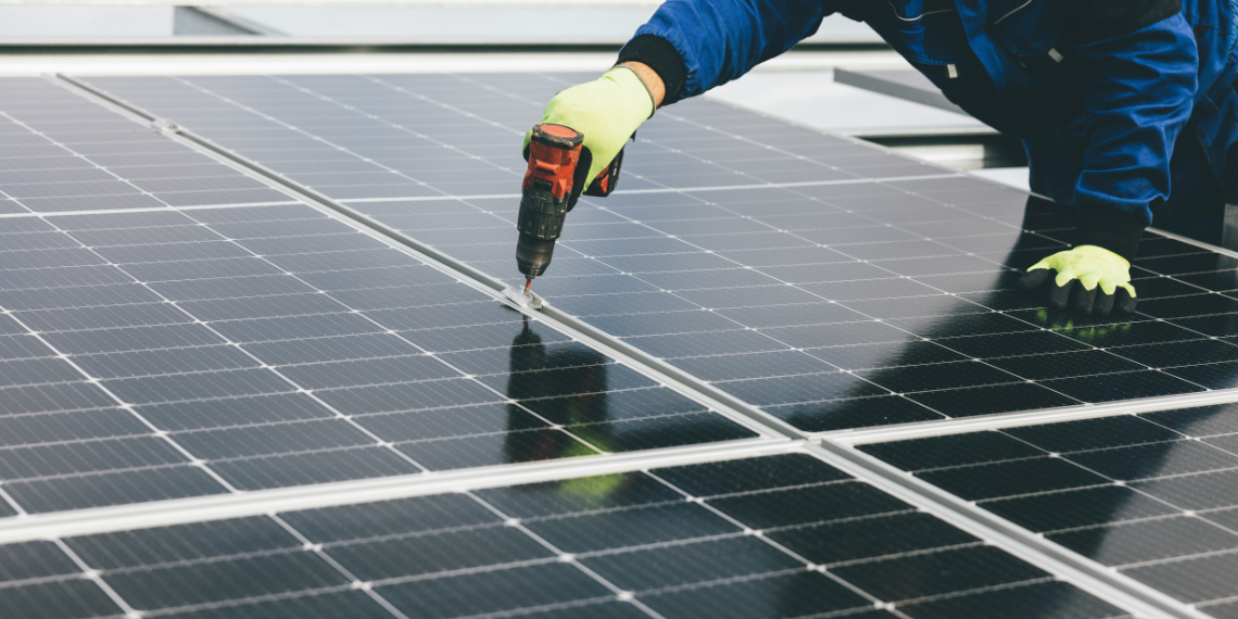 ΕΕ: Ιδρύει Net-Zero Academy για να εκπαιδεύσει 100.000 εργαζόμενους στην αλυσίδα ηλιακών φωτοβολταϊκών