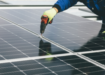 ΕΕ: Ιδρύει Net-Zero Academy για να εκπαιδεύσει 100.000 εργαζόμενους στην αλυσίδα ηλιακών φωτοβολταϊκών