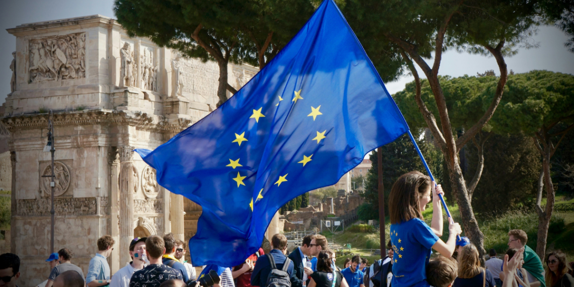 Η εμπιστοσύνη των Ευρωπαίων προς την ΕΕ βρίσκεται στο υψηλότερο επίπεδο των τελευταίων 17 ετών