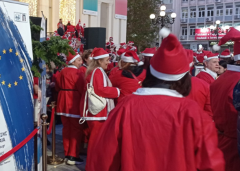 Το Europe Direct Piraeus στο «Santa Night Run» μαζί με εκατοντάδες Αγιοβασίληδες