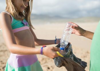 Καθαρισμός παραλίας Φρεαττύδας από τα Europe Direct Piraeus και ELIAMEP Attikis